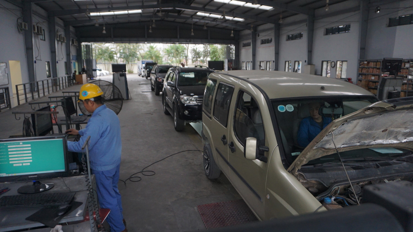 Ông Trần Đình Chiến - Giám đốc Trung tâm đăng kiểm xe cơ giới 29-01V cho biết, lực lượng CSGT hỗ trợ kiểm định viên mọi thứ nhanh hơn, giúp giảm thời gian đăng kiểm cho người dân. Ông Trần Đình Chiến - Giám đốc Trung tâm đăng kiểm xe cơ giới 29-01V cho biết, lực lượng CSGT hỗ trợ kiểm định viên mọi thứ nhanh hơn, giúp giảm thời gian đăng kiểm cho người dân.