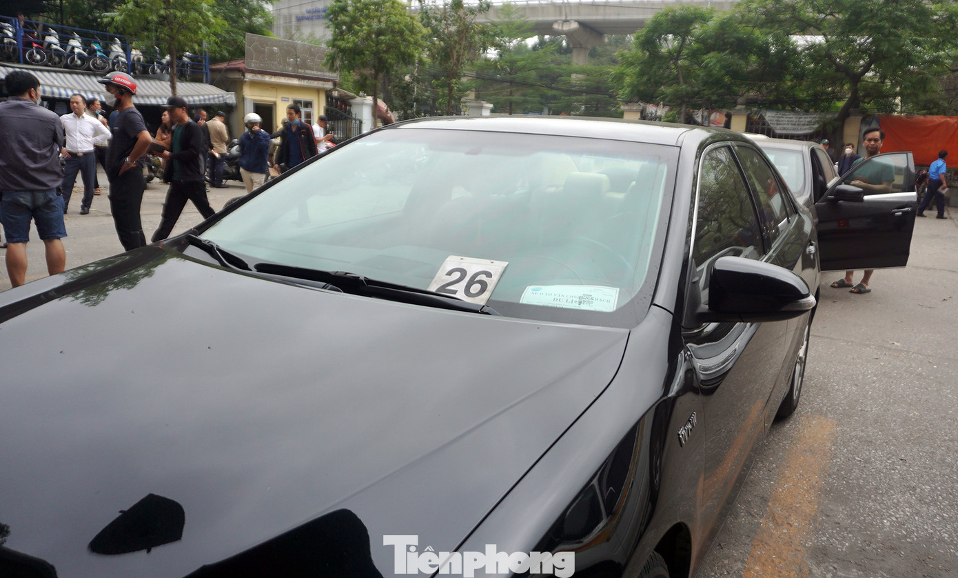 Tuy nhiên người dân chỉ đánh xe đến đăng kiểm theo lịch hẹn và không còn tình trạng ùn ứ phương tiện. Tuy nhiên người dân chỉ đánh xe đến đăng kiểm theo lịch hẹn và không còn tình trạng ùn ứ phương tiện.