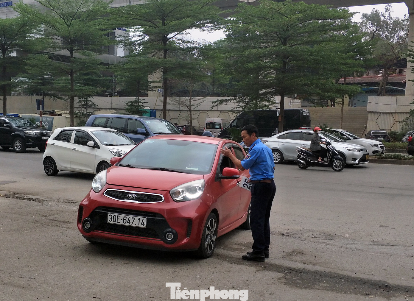 Đối với những xe không có phiếu hẹn tới thì bảo vệ sẽ không cho vào bên trong. Đối với những xe không có phiếu hẹn tới thì bảo vệ sẽ không cho vào bên trong.