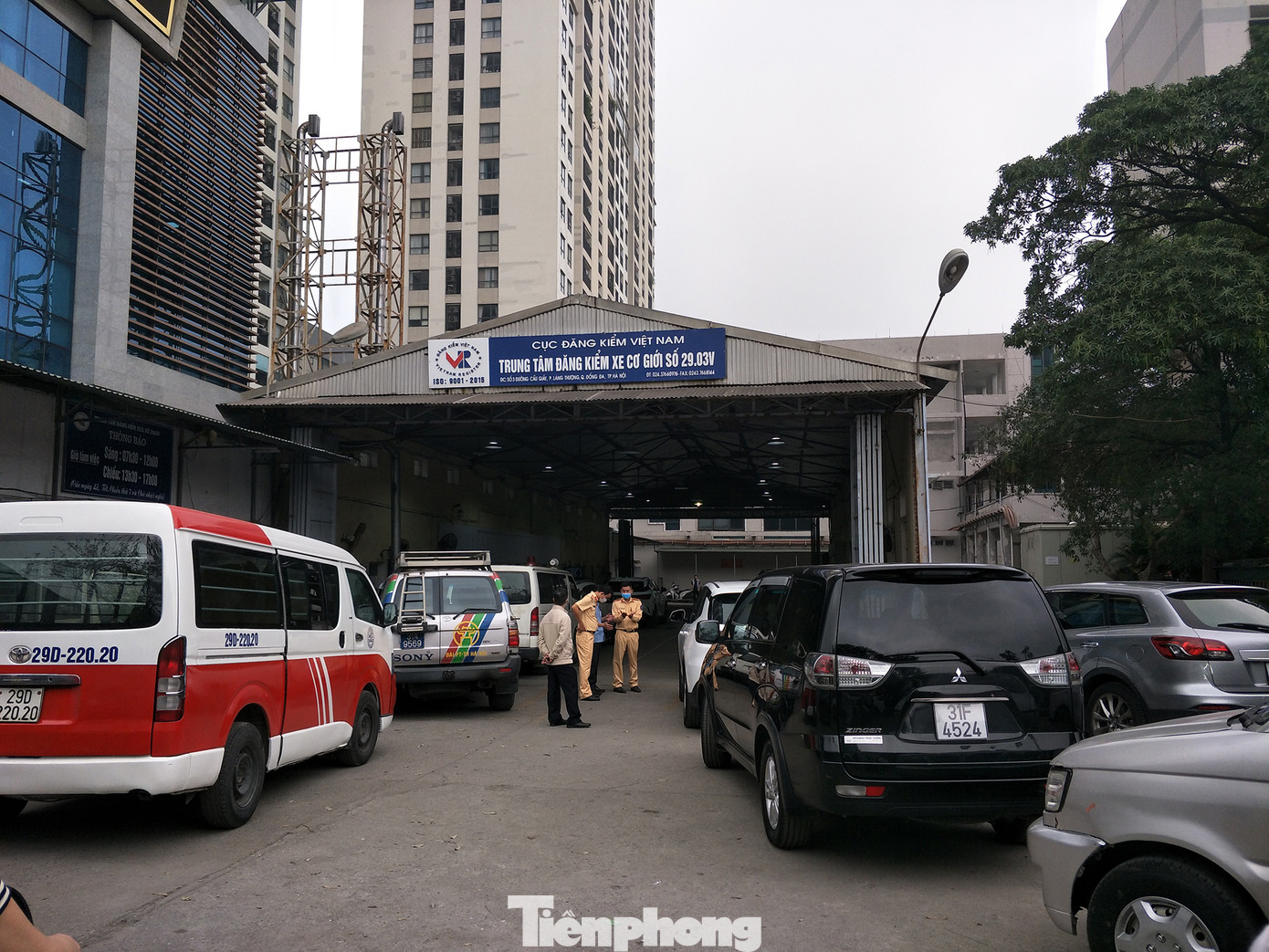 2 dây chuyền kiểm định của Trung tâm 29-03V hoạt động hết công suất mỗi ngày. 2 dây chuyền kiểm định của Trung tâm 29-03V hoạt động hết công suất mỗi ngày.