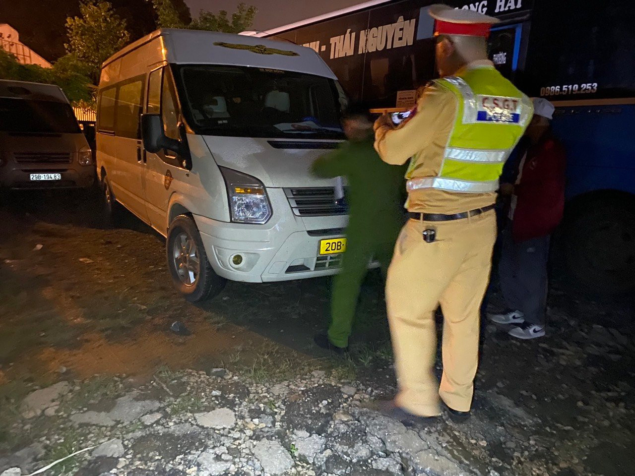 Xe khách sử dụng tem đăng kiểm giả.