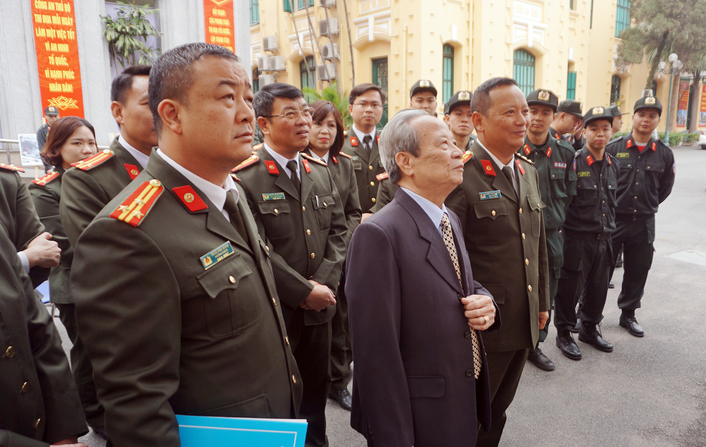 Công an TP Hà Nội đã vinh dự được Đảng, Nhà nước trao tặng Huân chương Sao Vàng, Huân chương Hồ Chí Minh, phong tặng danh hiệu Anh hùng Lực lượng vũ trang nhân dân. Nhiều lượt tập thể và cá nhân thuộc Công an TP Hà Nội được phong tặng danh hiệu Anh hùng Lực lượng vũ trang nhân dân và nhiều phần thưởng cao quý khác.