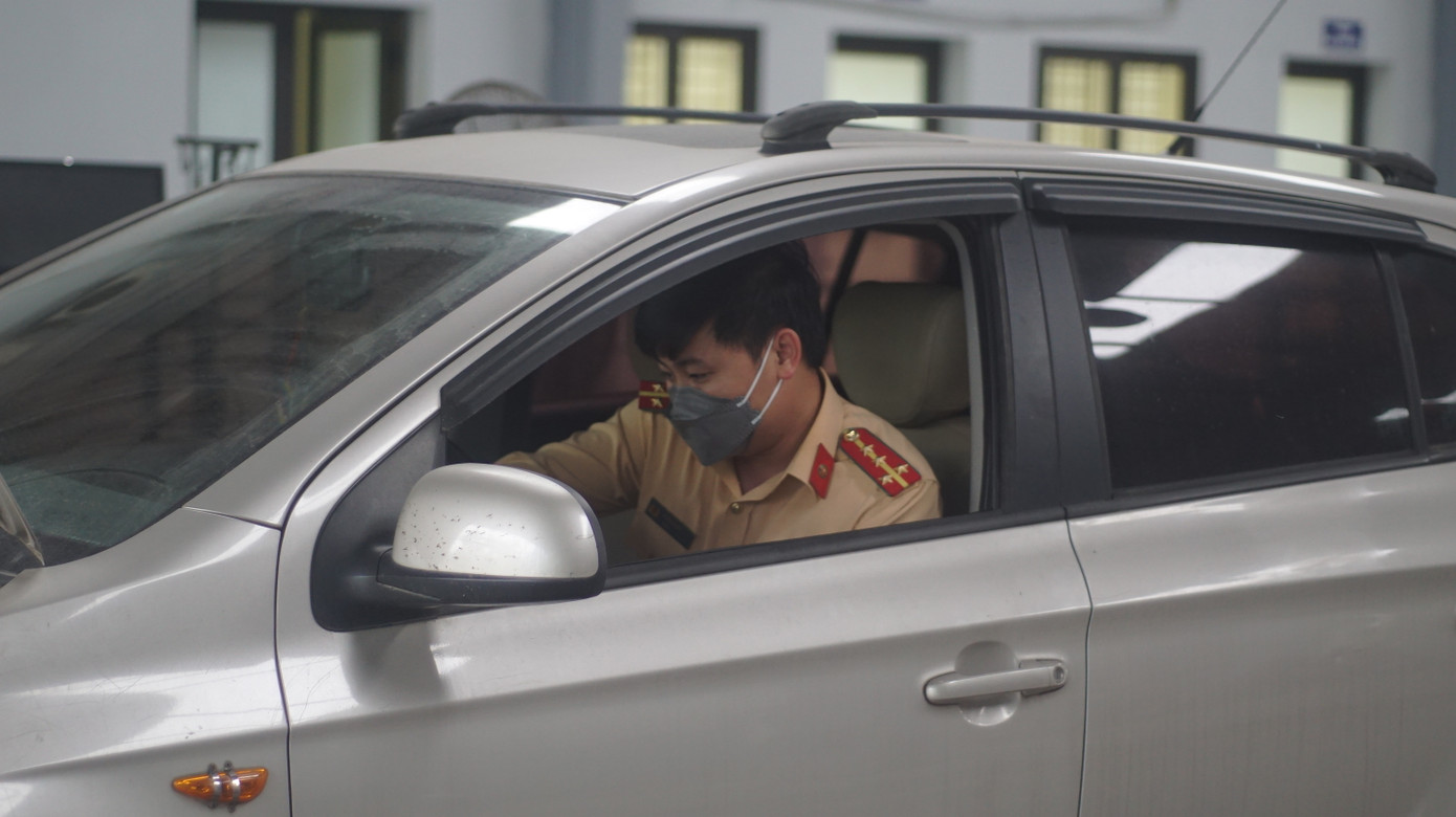 "Chúng tôi được tập huấn và cấp thẻ kiểm định viên, phải làm hết mình giải quyết tồn đọng tránh ùn tắc phương tiện cho người dân"- đại uý Tuấn cho biết. "Chúng tôi được tập huấn và cấp thẻ kiểm định viên, phải làm hết mình giải quyết tồn đọng tránh ùn tắc phương tiện cho người dân"- đại uý Tuấn cho biết.