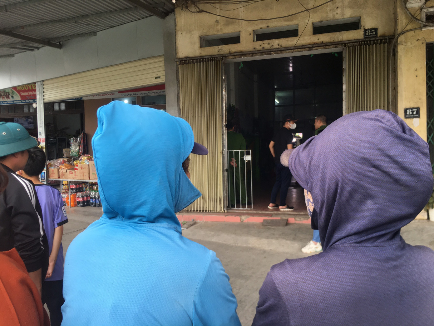 Nhiều người theo dõi sự việc phía bên ngoài nhà trẻ ở Thường Tín, Hà Nội.