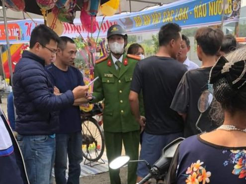 Lực lượng chức năng có mặt tại hiện trường vụ việc. Lực lượng chức năng có mặt tại hiện trường vụ việc.