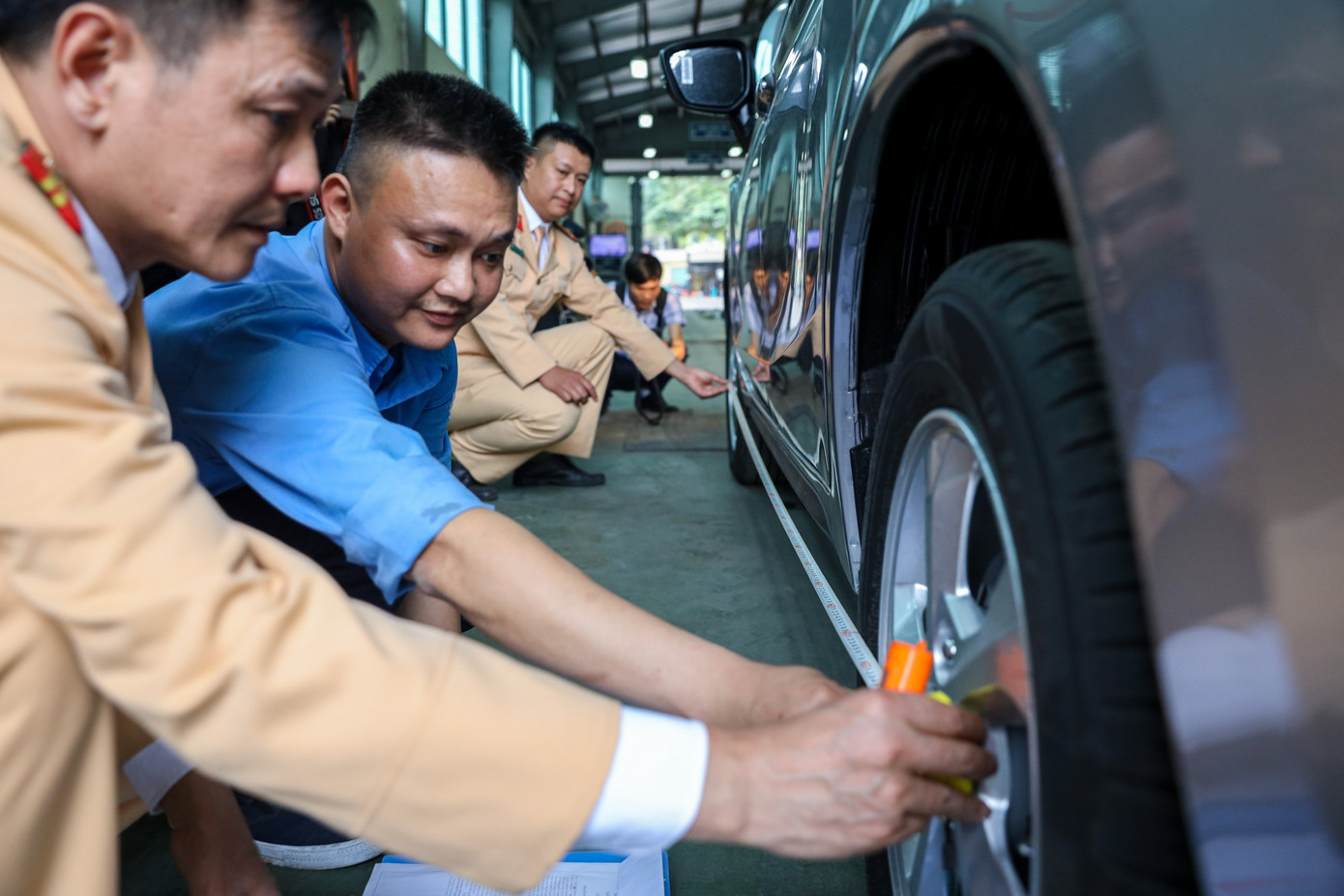 Lực lượng CSGT phối hợp với cán bộ đăng kiểm tại trung tâm đăng kiểm kiểm định phương tiện.