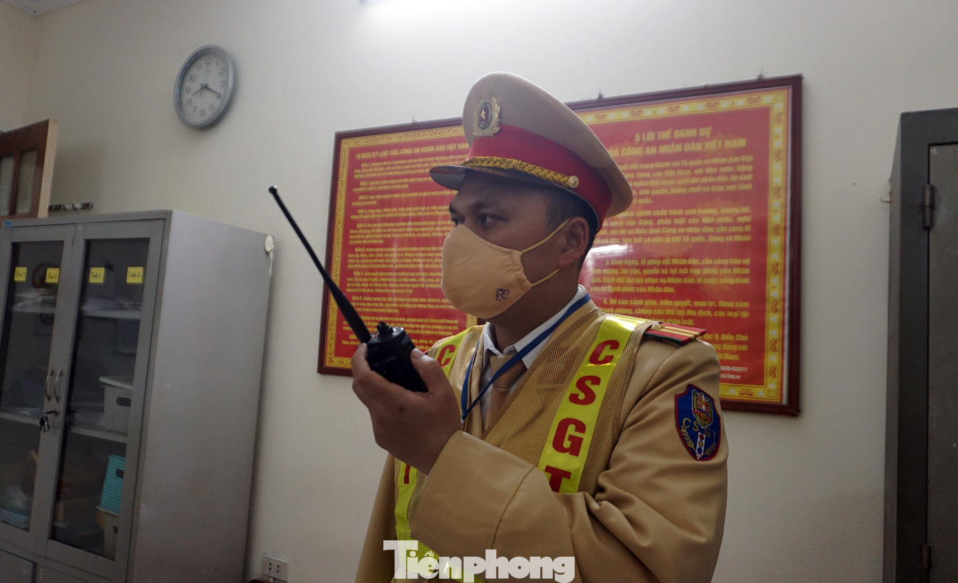 Tổ công tác chia làm 3 nhóm gồm nhóm hóa trang, nhóm tuần tra lưu động và nhóm cắm chốt để tránh tình trạng báo chốt, né chốt của người vi phạm.