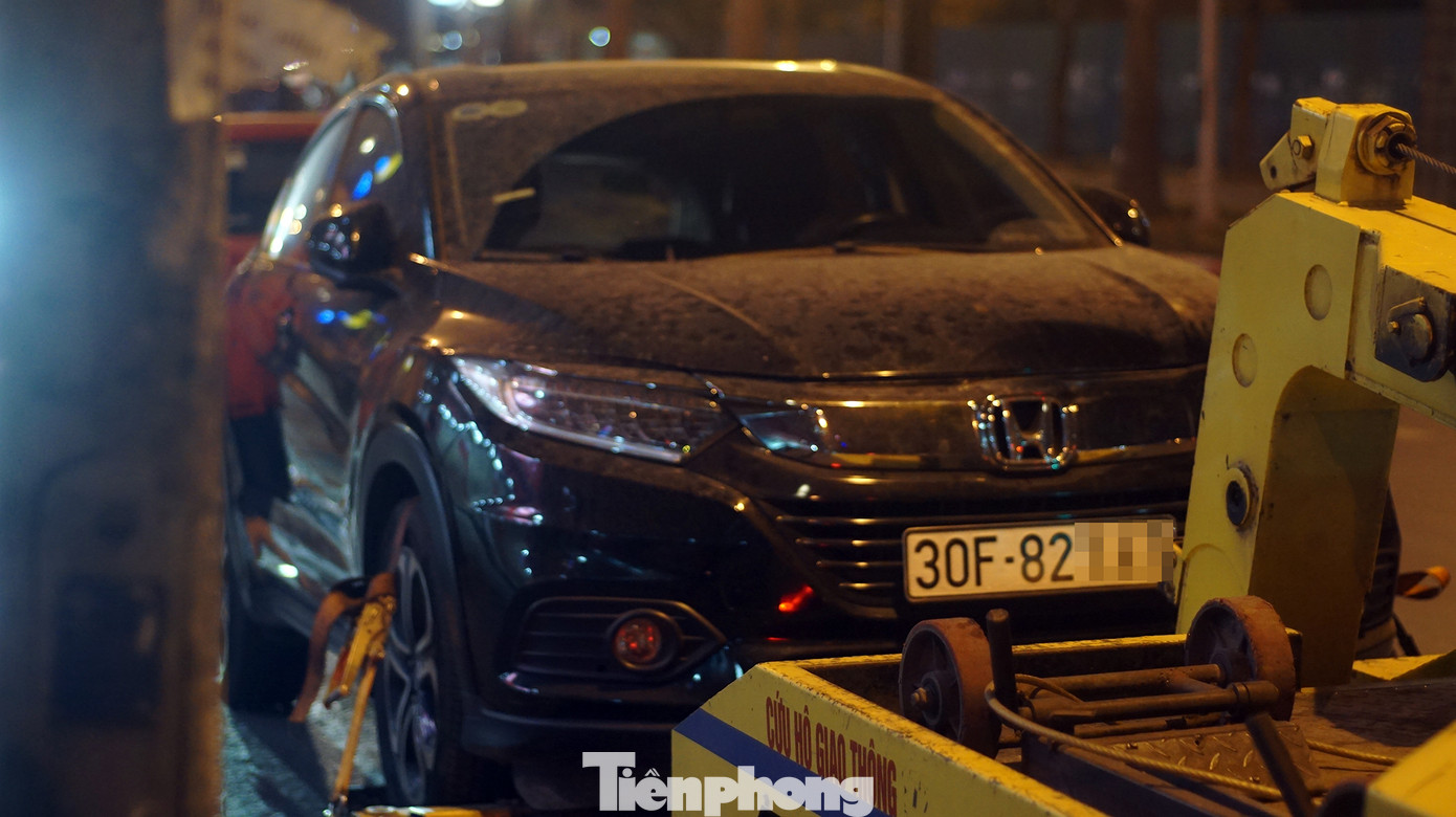 Xe cẩu được huy động di chuyển phương tiện về nơi tạm giữ.