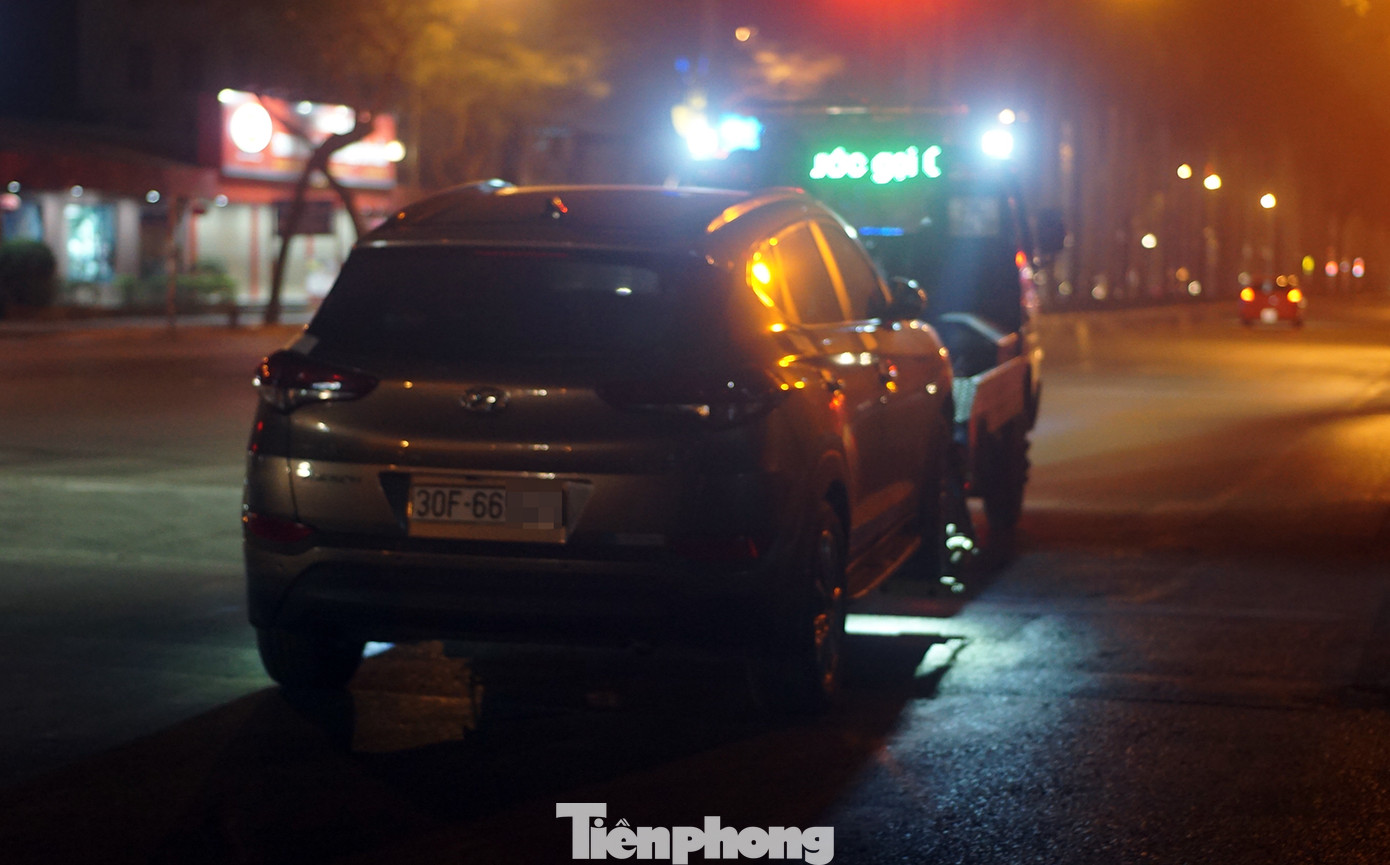 Trung úy Đặng Thái Thịnh - cán bộ Đội CSGT đường bộ số 6 cho biết, hiện nay, một số quán bia, nhà hàng có lực lượng bảo vệ sẽ đi quanh các tuyến đường xung quanh quán để báo cho khách biết nhằm đi đường khác, tránh sự xử lý của cơ quan chức năng. "Việc tổ công tác hóa trang kết hợp với công khai cắm chốt, tuần tra nhằm xử lý triệt để các lỗi vi phạm về nồng độ cồn trên địa bàn" - trung úy Thịnh chia sẻ.