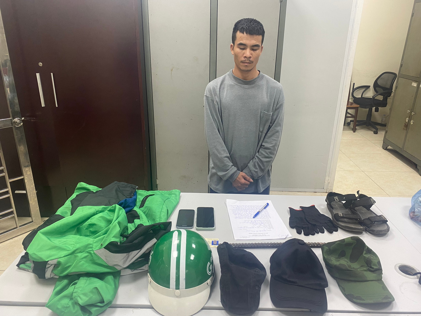 Đối tượng Lai cùng tang vật thu giữ.