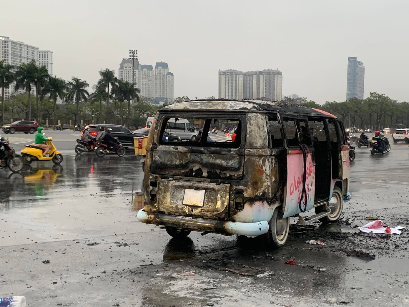 Chiếc xe hư hỏng nặng sau vụ cháy.