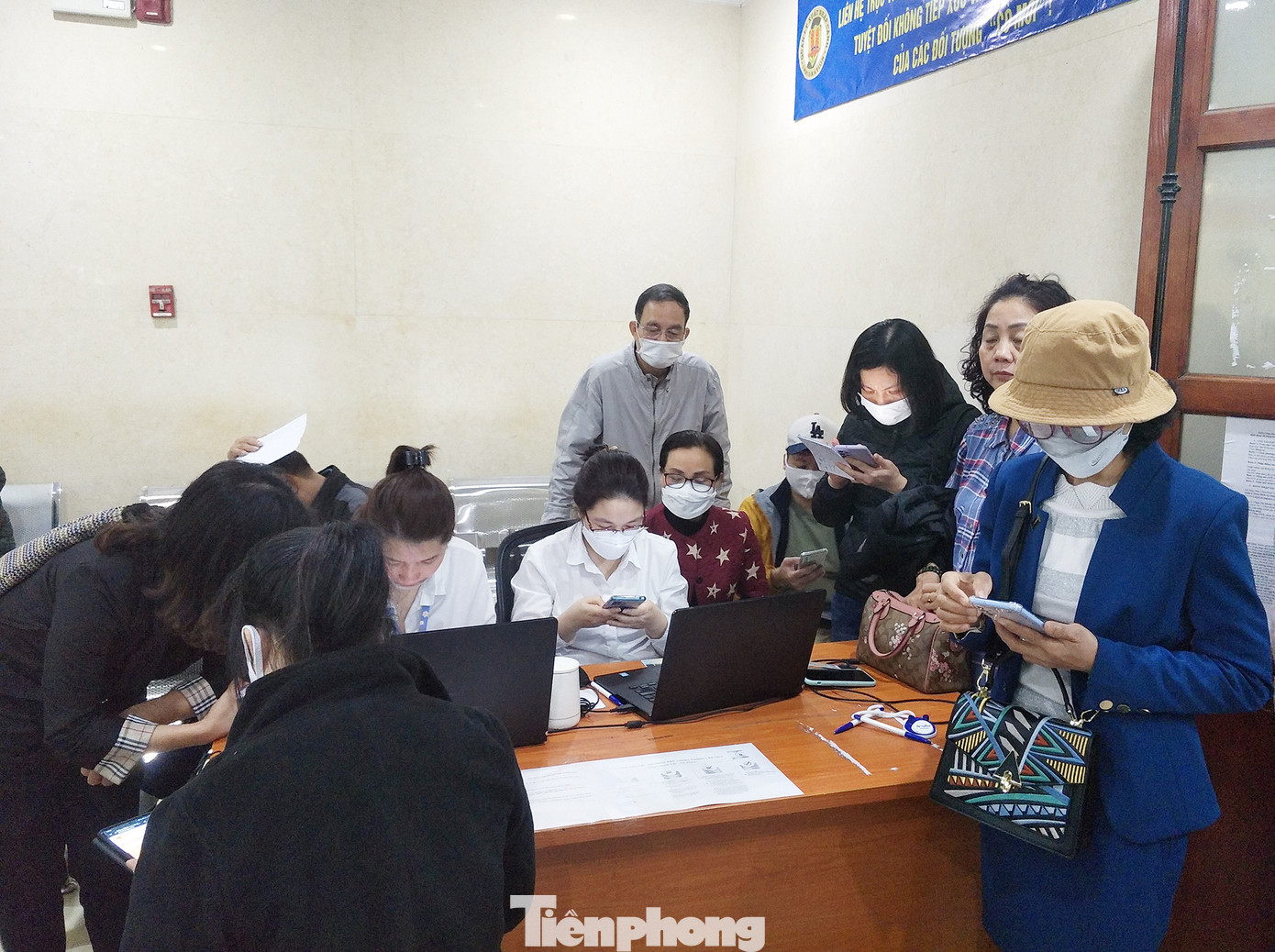 Do lượng người đến làm thủ tục đề nghị cấp hộ chiếu gắn chip điện tử quá đông, Phòng quản lý xuất nhập cảnh phải đặt thông báo khuyến nghị.