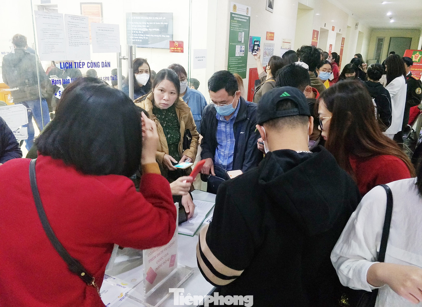 Tại các khu vực làm hộ chiếu mọi thắc mắc của người dân đều được cán bộ giải đáp.