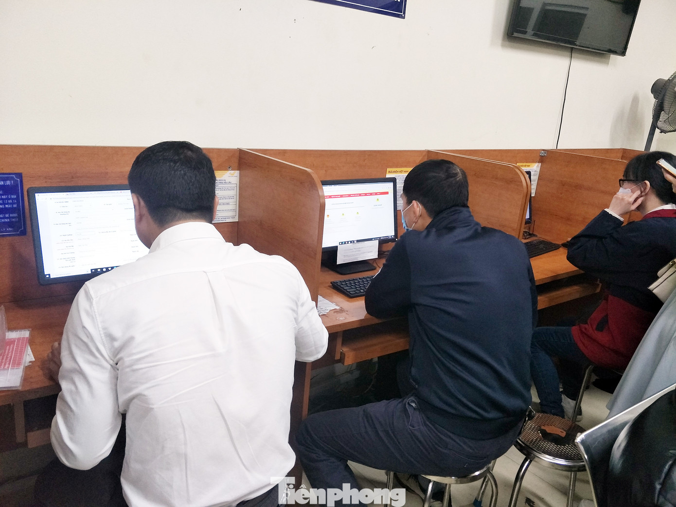 Đối với những công dân đến làm thủ tục cấp hộ chiếu có gắn chip điện tử từ 7h45 sáng đến đủ số lượng phục vụ trong ngày. Ngoài ra, ưu tiên tiếp nhận với hộ chiếu còn hạn dưới 6 tháng và cấp lần đầu.