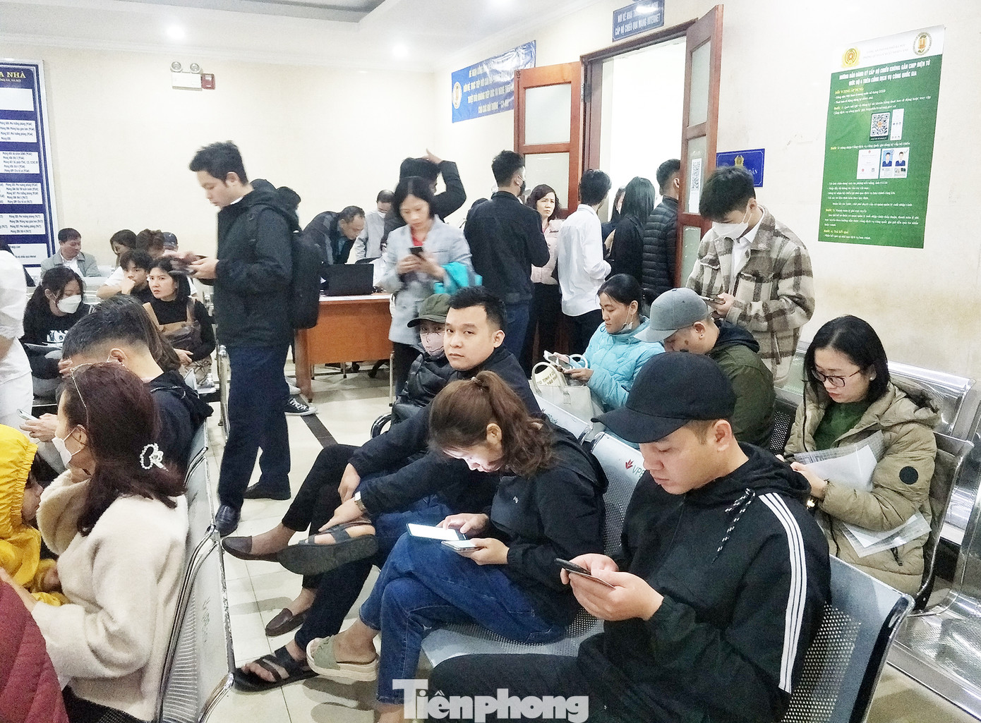 Phóng viên có mặt tại trụ sở Phòng quản lý xuất nhập cảnh Công an thành phố Hà Nội (Phạm Ngọc Thạch, Đống Đa, Hà Nội) - nơi giải quyết các thủ tục hành chính về xuất nhập cảnh cho người Việt Nam và người nước ngoài trên địa bàn thành phố Hà Nội để ghi nhận.