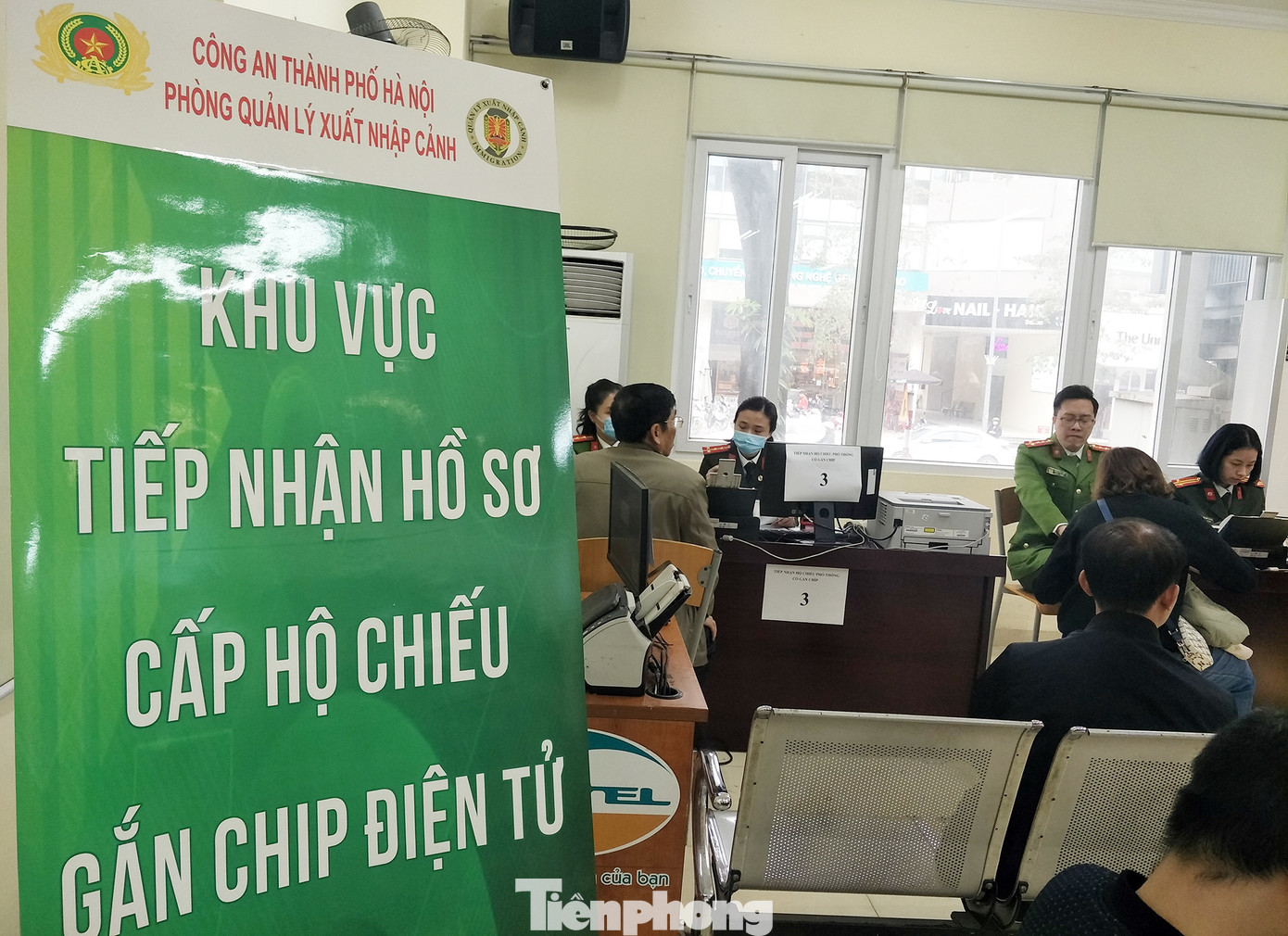 Theo một người dân ở Hà Nội, hôm nay, 2 bố con họ đến làm thủ tục cấp hộ chiếu lúc 8h. Tuy nhiên, do số lượng người đến quá đông nên phải đến 10h, họ vẫn ở khu vực khai báo điện tử chưa thể hoàn thành các thủ tục.