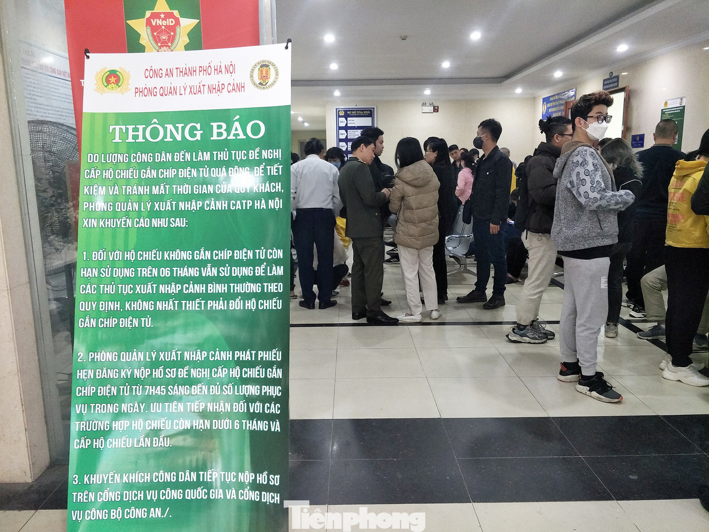 Sáng 1/3, ngày đầu tiên Bộ Công an triển khai cấp Hộ chiếu phổ thông có gắn chip điện tử cho công dân Việt Nam theo Luật xuất cảnh, nhập cảnh của công dân Việt Nam.