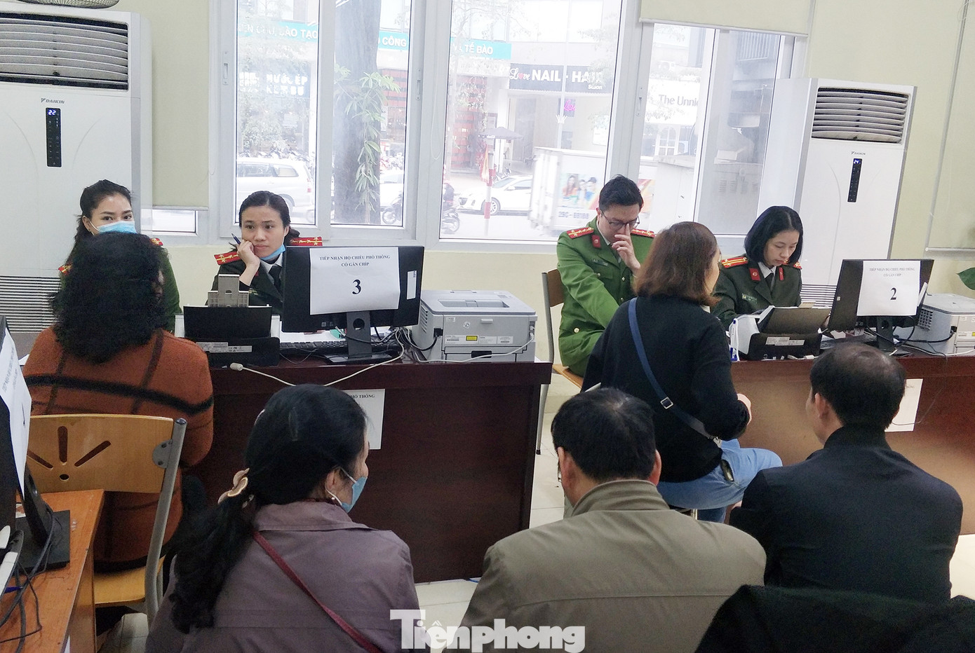 Có 2 bàn tiếp nhận hồ sơ làm Hộ chiếu phổ thông có gắn chip điện tử.