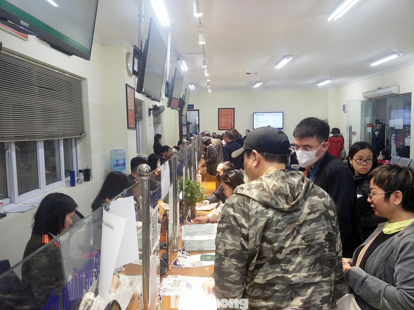 Hiện tại, Phòng quản lý xuất nhập cảnh Công an TP Hà Nội vẫn cấp song song 2 mẫu hộ chiếu không gắn chip và hộ chiếu có gắn chip.