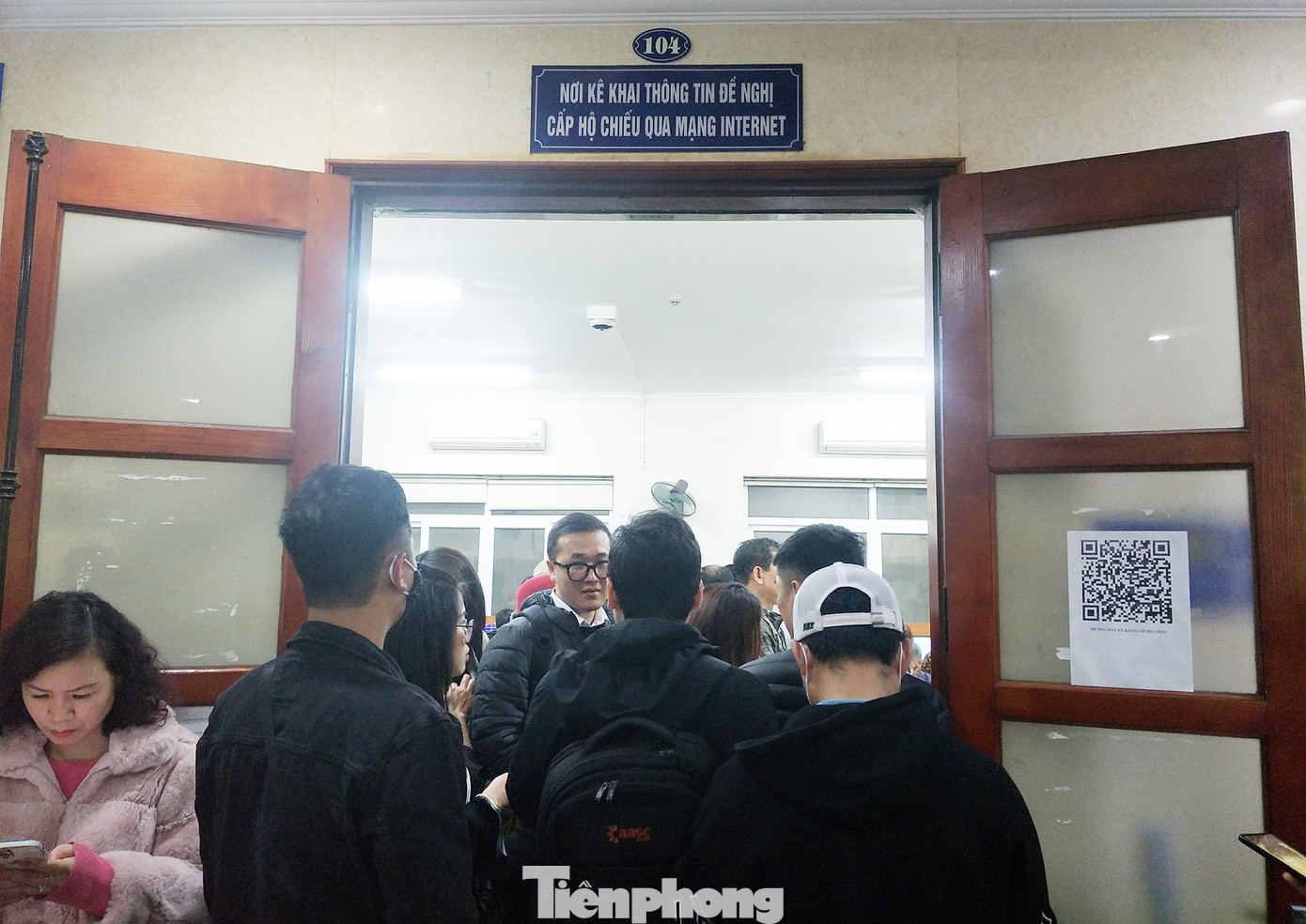 Để tiết kiệm và tránh mất thời gian của người dân, đối với hộ chiếu không gắn chip còn thời hạn sử dụng trên 6 tháng thì vẫn có thể sử dụng làm thủ tục xuất nhập cảnh và không nhất thiết phải đổi sang mẫu mới.