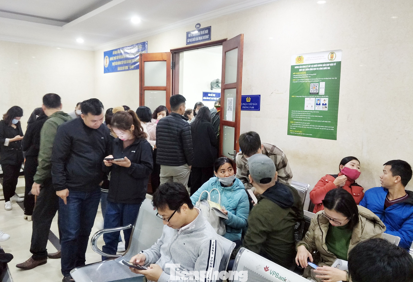 Thời điểm 9h30 cùng ngày, có rất đông người dân đến làm thủ tục cấp hộ chiếu (không gắn chip và có gắn chip điện tử).