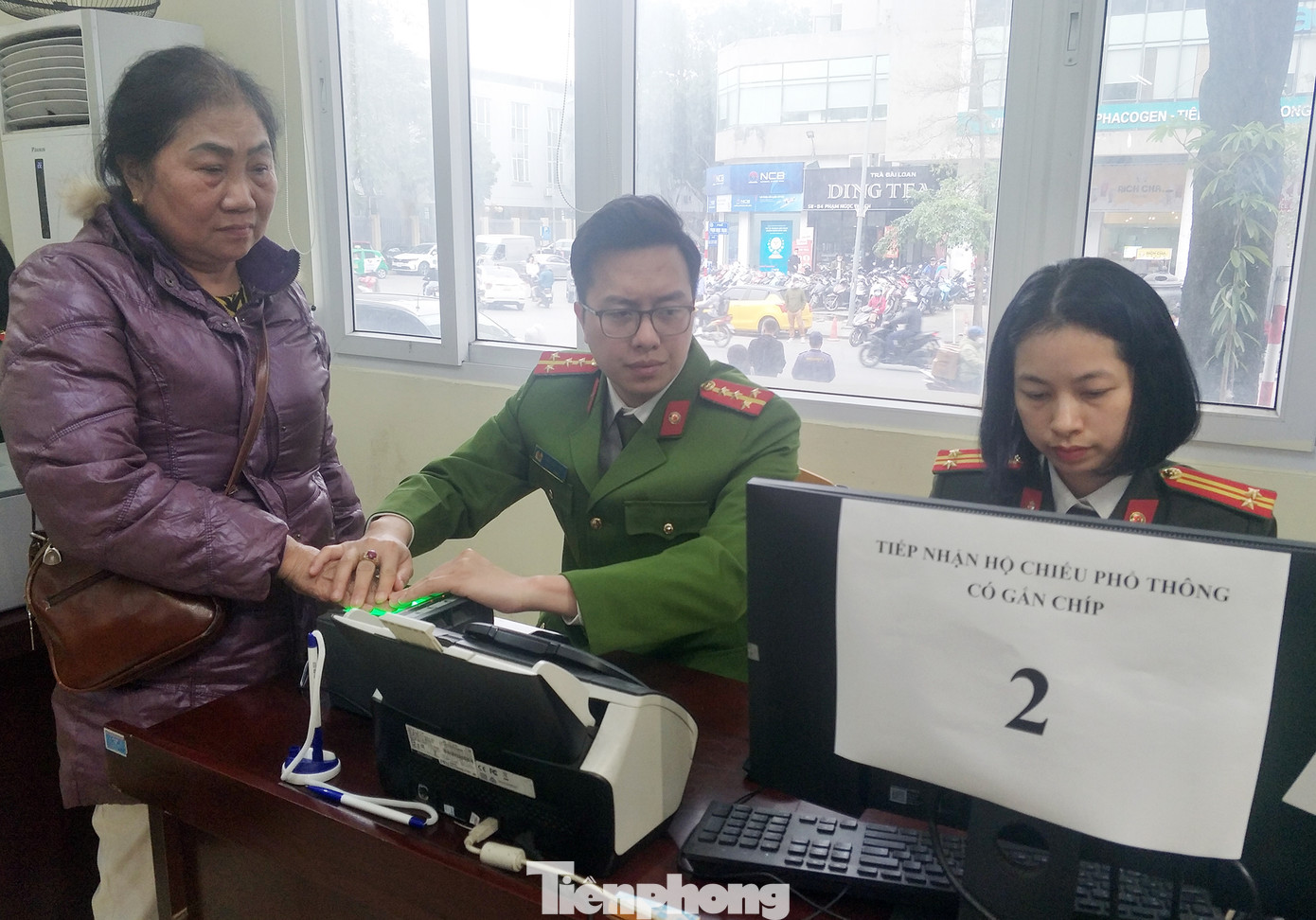 Các thủ tục làm khá tốn thời gian như phải chụp ảnh, lăn tay...