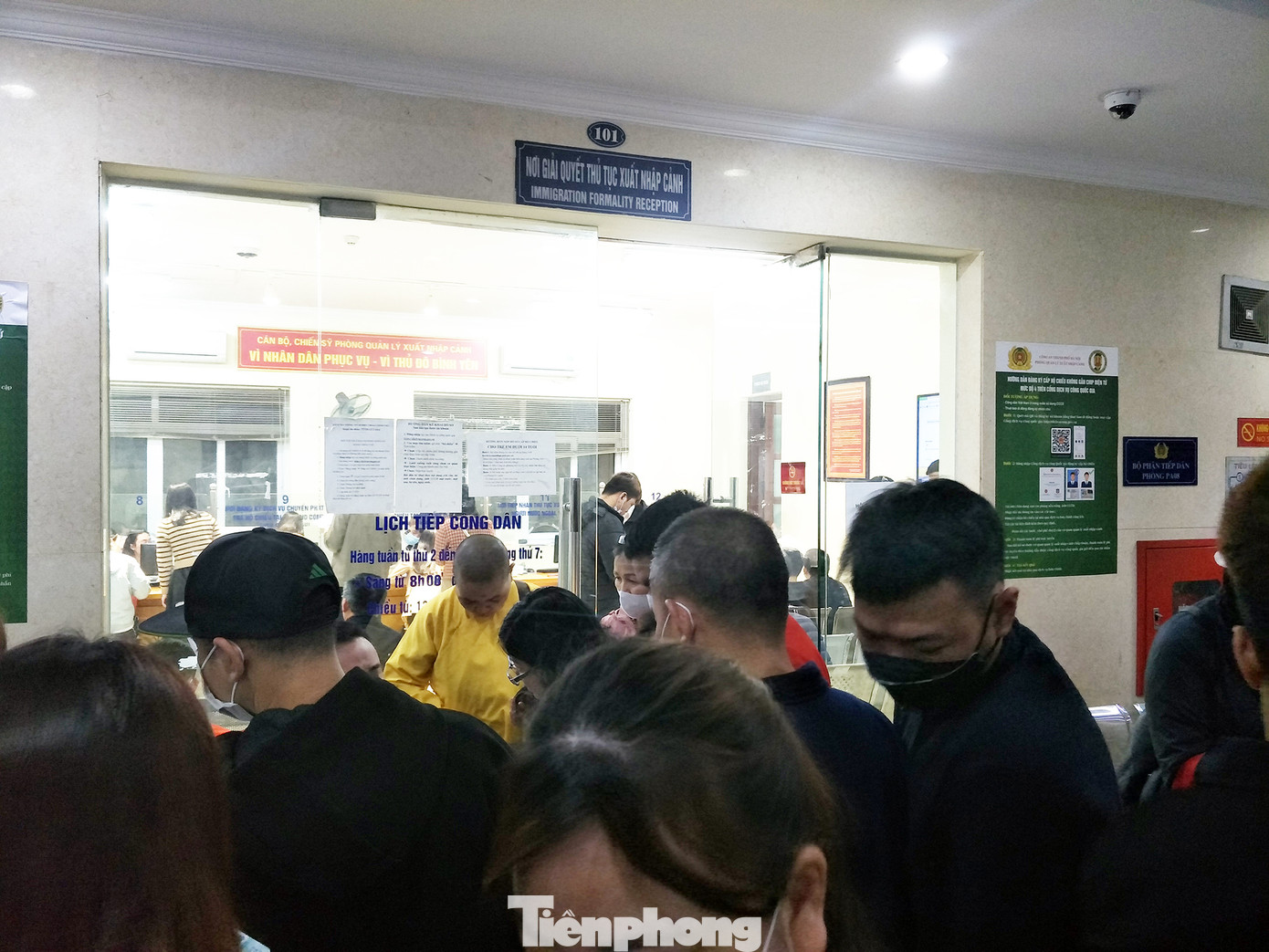 Khu vực lối ra vào nơi giải quyết thủ tục xuất nhập cảnh rất đông người dân.