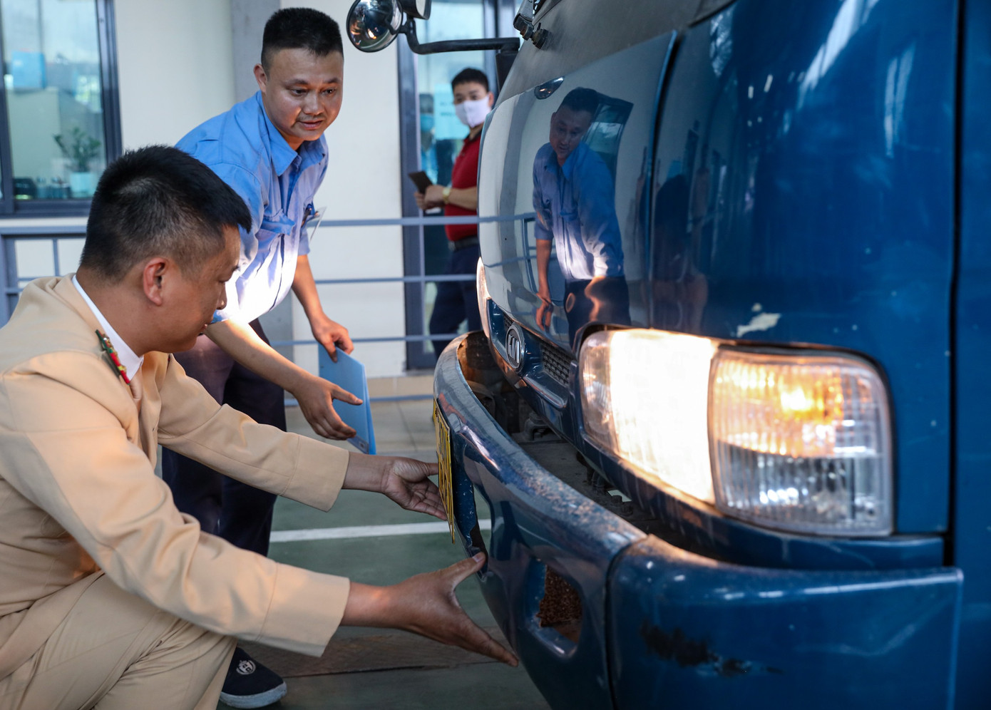 Một số người dân đến đăng kiểm ô tô mong rằng sau khi các trung tâm đăng kiểm được tăng cường thêm cán bộ thì sẽ giải tỏa được tình trạng ùn tắc trong những ngày qua.