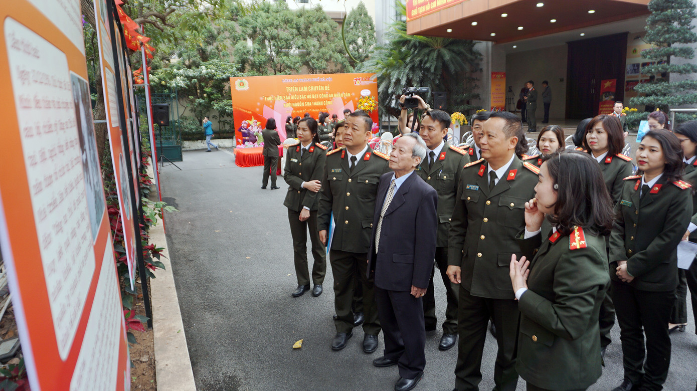 Trong sự nghiệp xây dựng, bảo vệ Tổ quốc xã hội chủ nghĩa, lực lượng Công an Thủ đô đã đổi mới nội dung, hình thức, biện pháp học tập và thực hiện Sáu điều Bác Hồ dạy, nỗ lực vượt qua khó khăn, gian khổ, sẵn sàng nhận và hoàn thành xuất sắc nhiệm vụ được giao…