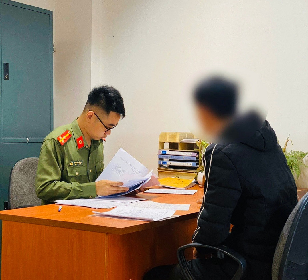 Anh C. làm việc với cơ quan công an. Ảnh: Công an TP Hà Nội Anh C. làm việc với cơ quan công an. Ảnh: Công an TP Hà Nội