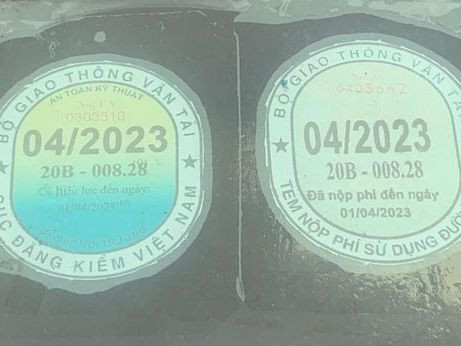 Xe khách sử dụng tem đăng kiểm giả.
