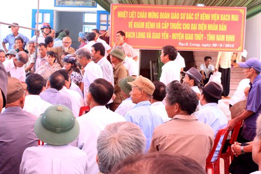 Người được khám, cấp thuốc miễn phí đã đến từ rất sớm