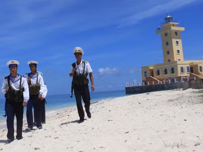 Hải quân Việt Nam chắc tay súng bảo vệ Trường Sa. Ảnh: Nguyễn Huy