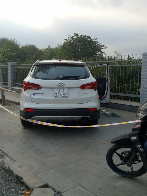 Rụng rời thấy kính ô tô vỡ tan, 1 tỷ đồng 'không cánh mà bay' ảnh 2