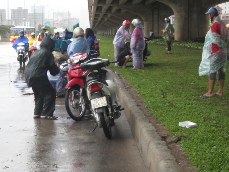 Người tham gia giao thông xếp thành hàng dài sau khi đi qua chỗ ngập xe chết máy