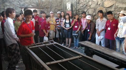 Các bạn thanh niên Việt kiều tham gia trại hè Về nguồn tham quan Bảo tàng Chứng tích chiến tranh, quận 3, TP.HCM