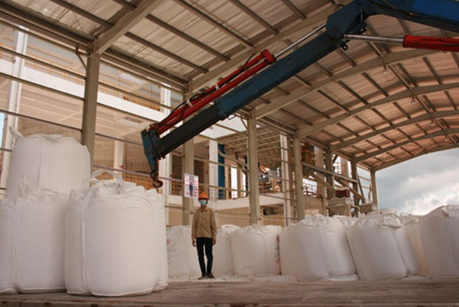 Dự án này có tuổi thọ dự tính là 30 năm, hàng năm theo tính toán của TKV, sẽ nộp ngân sách và các loại phí hàng trăm tỷ đồng. Trong đó, năm 2013 dự kiến nộp 90 tỷ đồng thuế tài nguyên và phí môi trường. Riêng năm 2014 dự kiến là 201 tỷ đồng. Trong ảnh là khâu đóng gói sản phẩm alumina sau khi đã thành sản phẩm