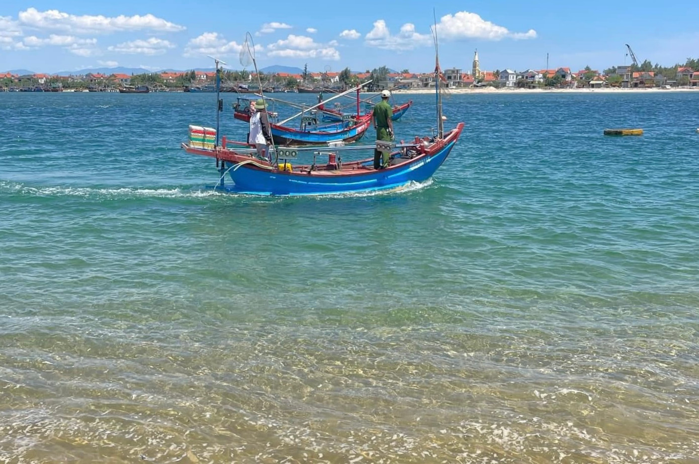 Lực lượng chức năng đang tìm kiếm nạn nhân còn lại.