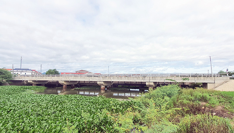 Công trình cầu bê tông cốt thép và đường hai đầu cầu từ xã Quảng Lộc đi trung tâm các xã vùng Nam để xảy ra nhiều sai phạm. Công trình cầu bê tông cốt thép và đường hai đầu cầu từ xã Quảng Lộc đi trung tâm các xã vùng Nam để xảy ra nhiều sai phạm.
