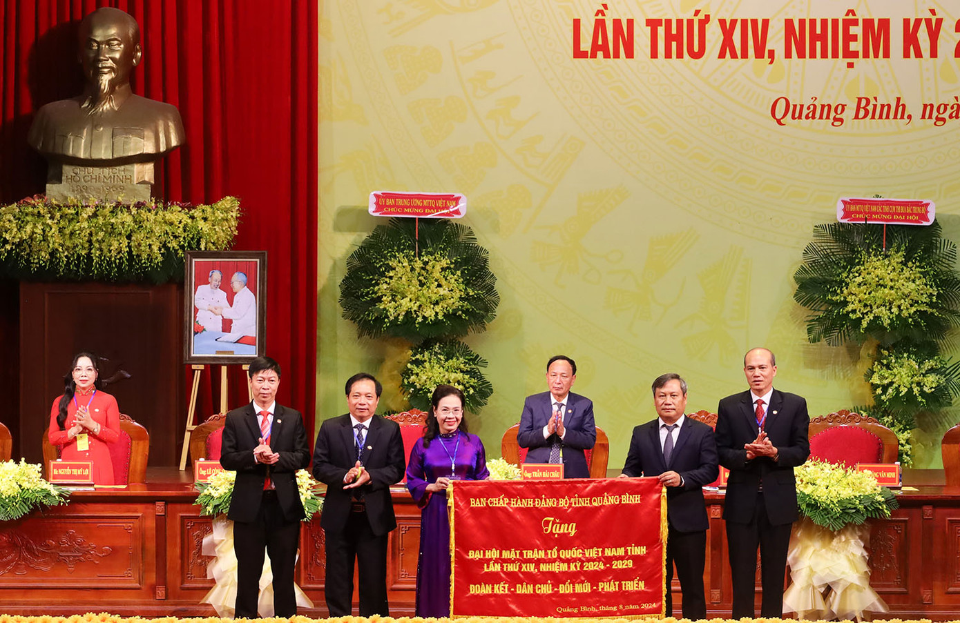 Lãnh đạo tỉnh Quảng Bình tặng bức trướng cho đại hội. Ảnh Báo Quảng Bình. Lãnh đạo tỉnh Quảng Bình tặng bức trướng cho đại hội. Ảnh Báo Quảng Bình.