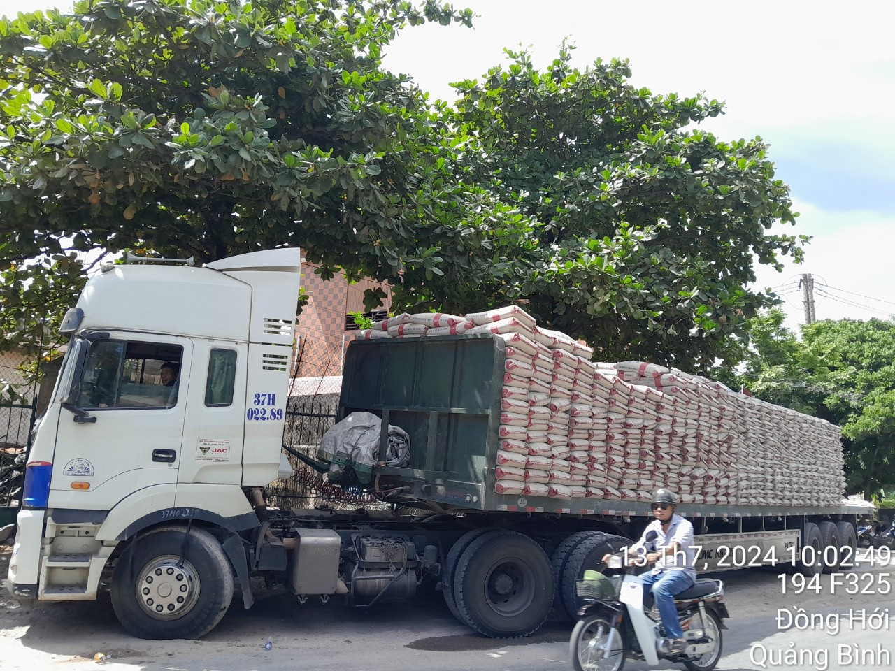 Những chiếc xe chất đầy bao xi măng từ phía Bắc vào Quảng Bình.