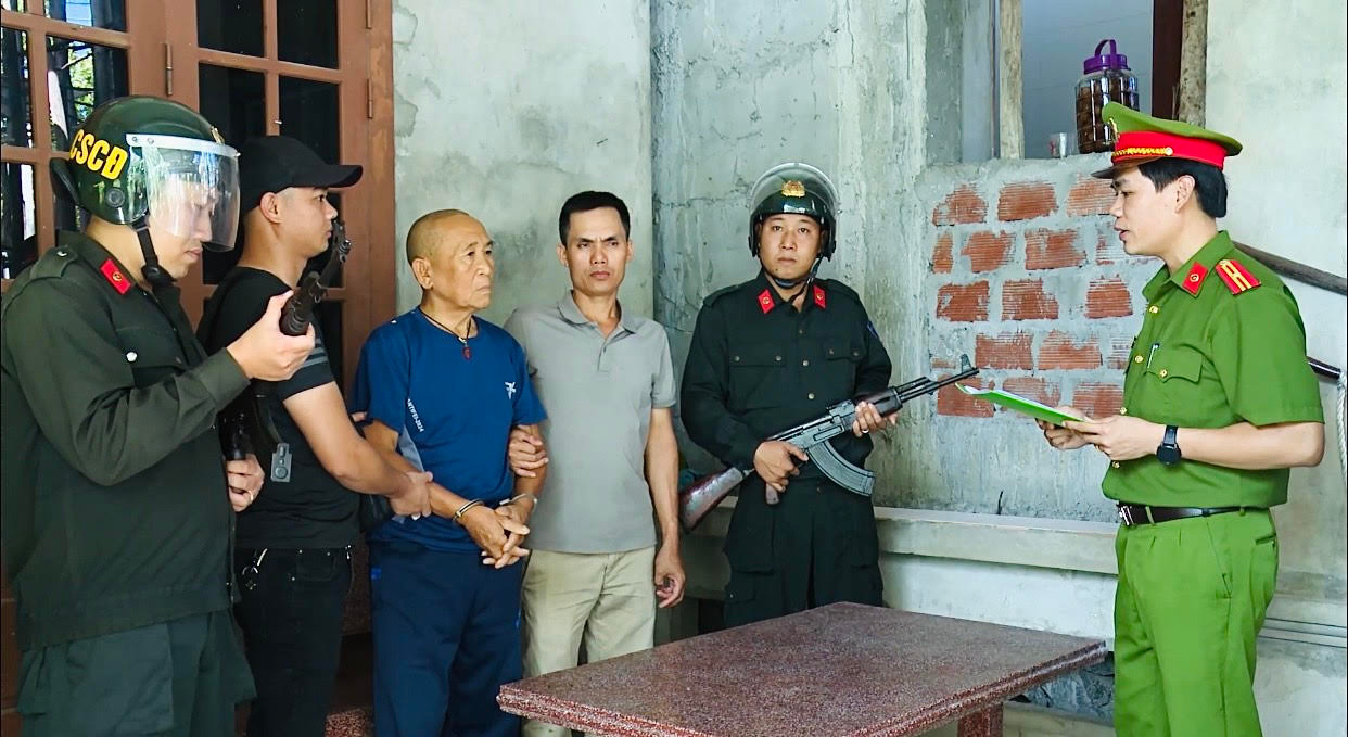 Cơ quan chức năng đọc lệnh khởi tố và bắt giam đối với Nguyễn Văn Nhơn. Cơ quan chức năng đọc lệnh khởi tố và bắt giam đối với Nguyễn Văn Nhơn.