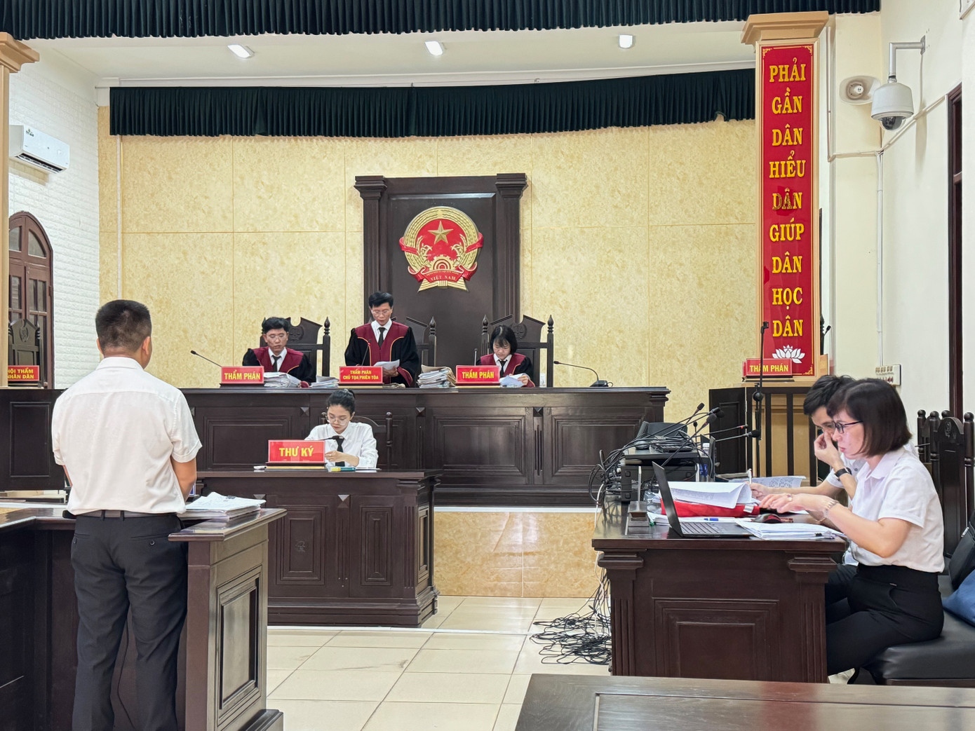 Toà án nhân dân tỉnh Quảng Bình xét xử phúc thẩm một vụ án tham nhũng tại địa phương. Toà án nhân dân tỉnh Quảng Bình xét xử phúc thẩm một vụ án tham nhũng tại địa phương.