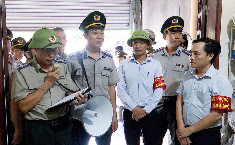 Chấp hành viên THADS đọc quyết định cưỡng chế để bàn giao tài sản.