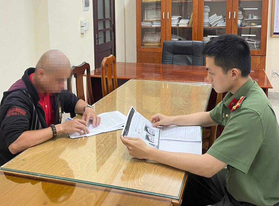 Đối tượng T.N.H tại cơ quan Công an. Đối tượng T.N.H tại cơ quan Công an.