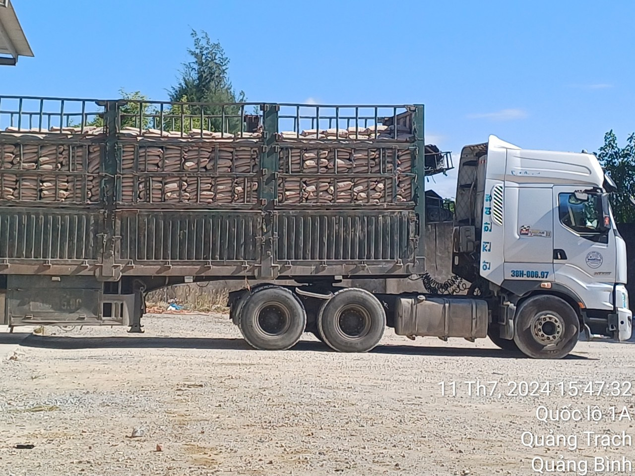 Những chiếc xe chất đầy bao xi măng từ phía Bắc vào Quảng Bình.