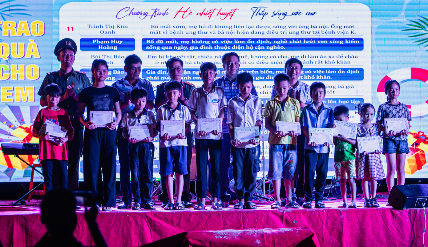 Trao quà cho những em học sinh có hoàn cảnh khó khăn tại xã Quảng Đông (Quảng Trạch - Quảng Bình)