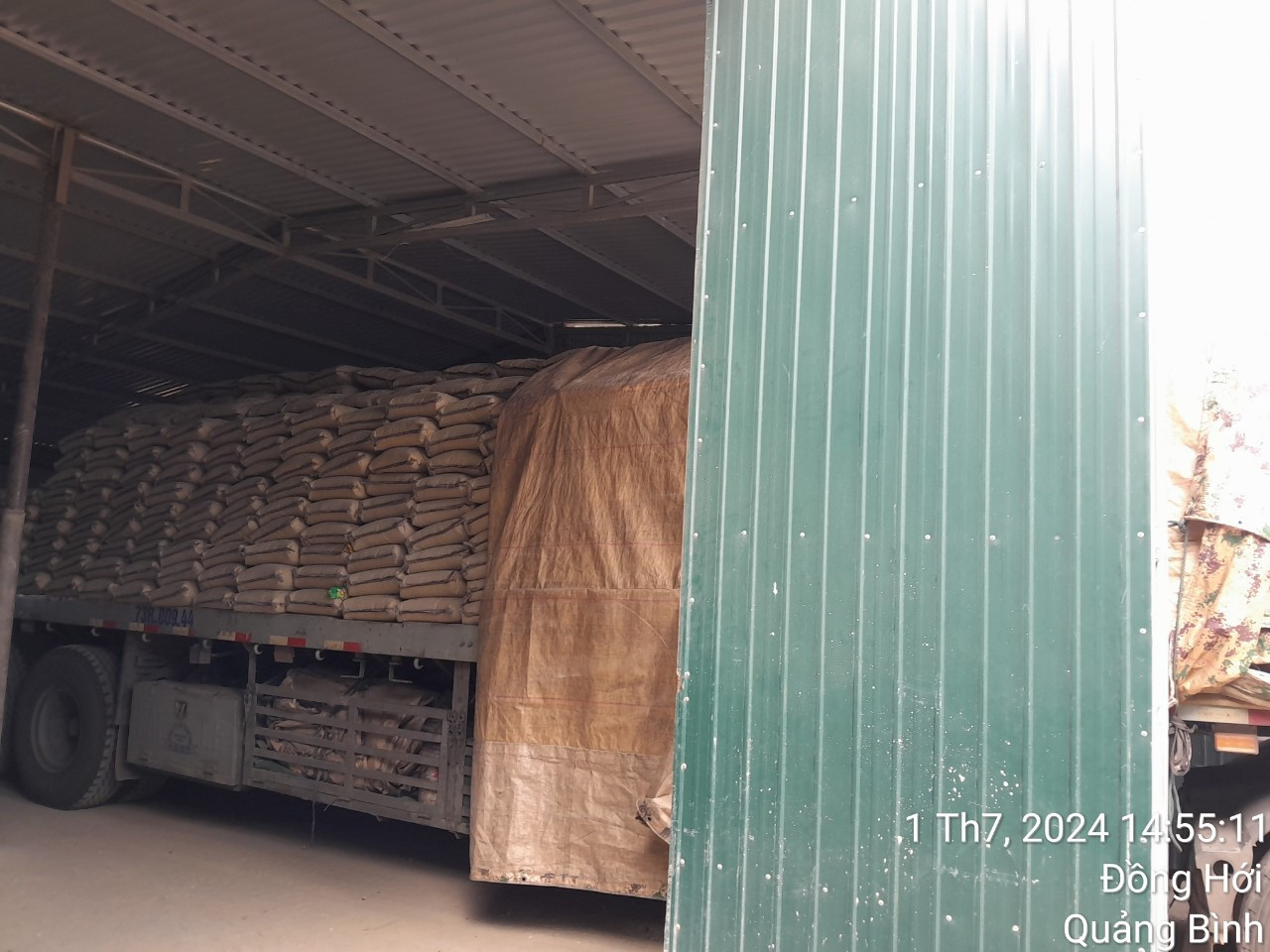 Các doanh nghiệp làm ăn chân chính không thể cạnh tranh được với những xe quá tải.