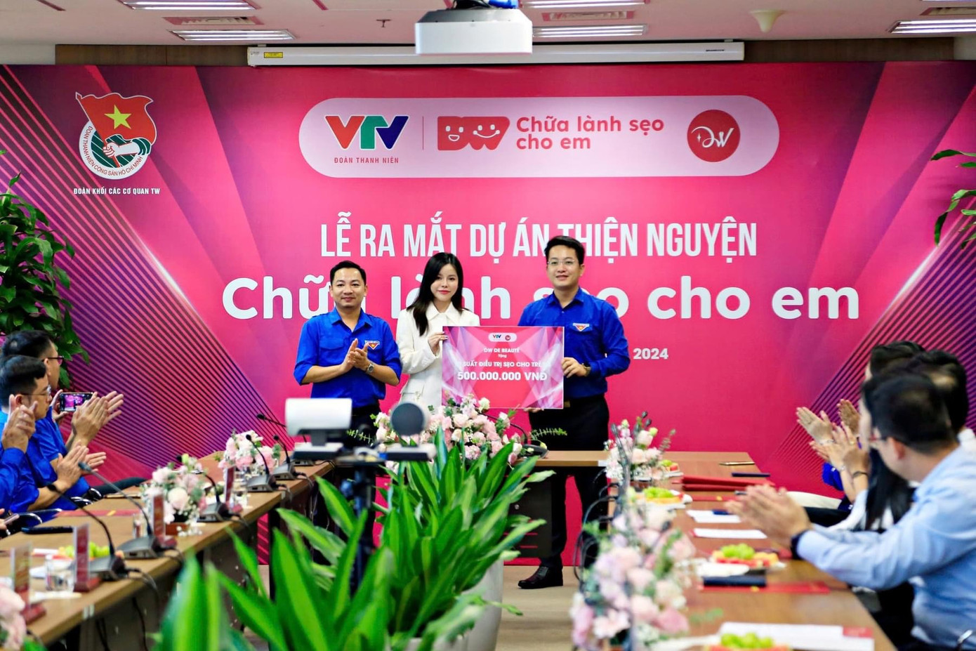 Dự án trao biển tượng trưng cho Tỉnh Đoàn Quảng Bình. Dự án trao biển tượng trưng cho Tỉnh Đoàn Quảng Bình.