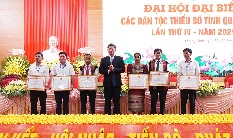 Thứ trưởng, Phó Chủ nhiệm Ủy ban Dân tộc Y Vinh Tơr tặng bằng khen của Bộ trưởng, Chủ nhiệm Uỷ ban Dân tộc cho tập thể và cá nhân xuất sắc. Thứ trưởng, Phó Chủ nhiệm Ủy ban Dân tộc Y Vinh Tơr tặng bằng khen của Bộ trưởng, Chủ nhiệm Uỷ ban Dân tộc cho tập thể và cá nhân xuất sắc.